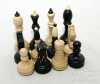 Dřevěné šachy-česká klubovka,vhodné pro soutěžní i klubovou hru,výška krále - 10 cm. Souprava obsahuje plátěnou šachovnici. Stav nové.