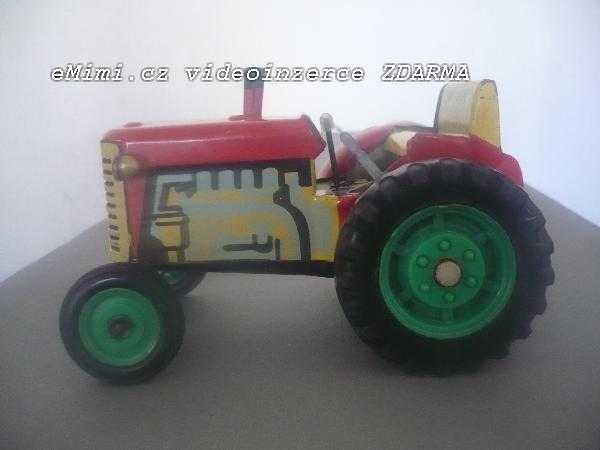 Plechový traktor