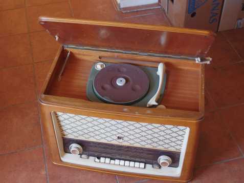 Starý rádio-gramofon